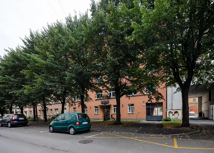 Embassy Center With Parking *